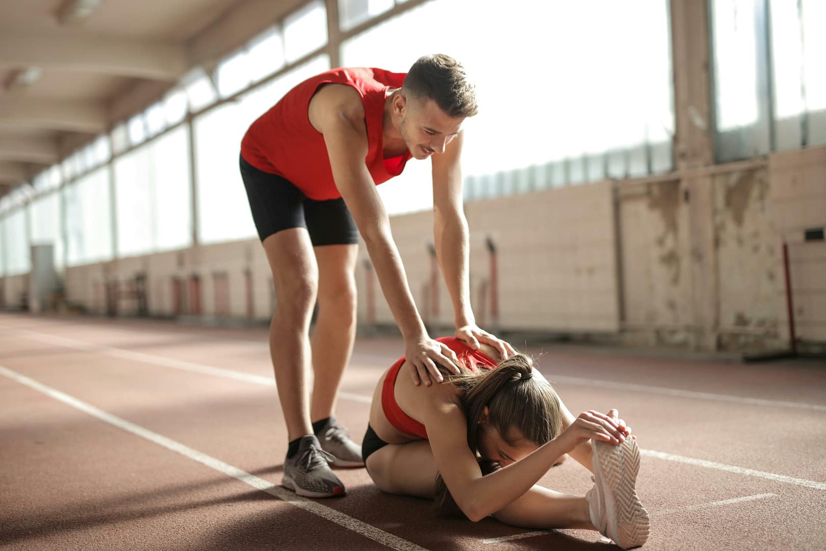 Junge Sportler, Die Sich Auf Der Strecke Aufwärmen