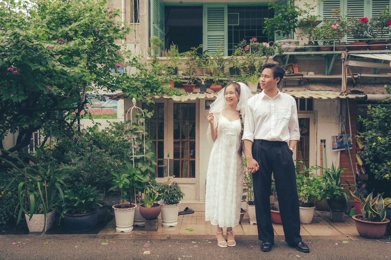 Kostenloses Stock Foto zu asiatische frau, asiatischer mann, blätter