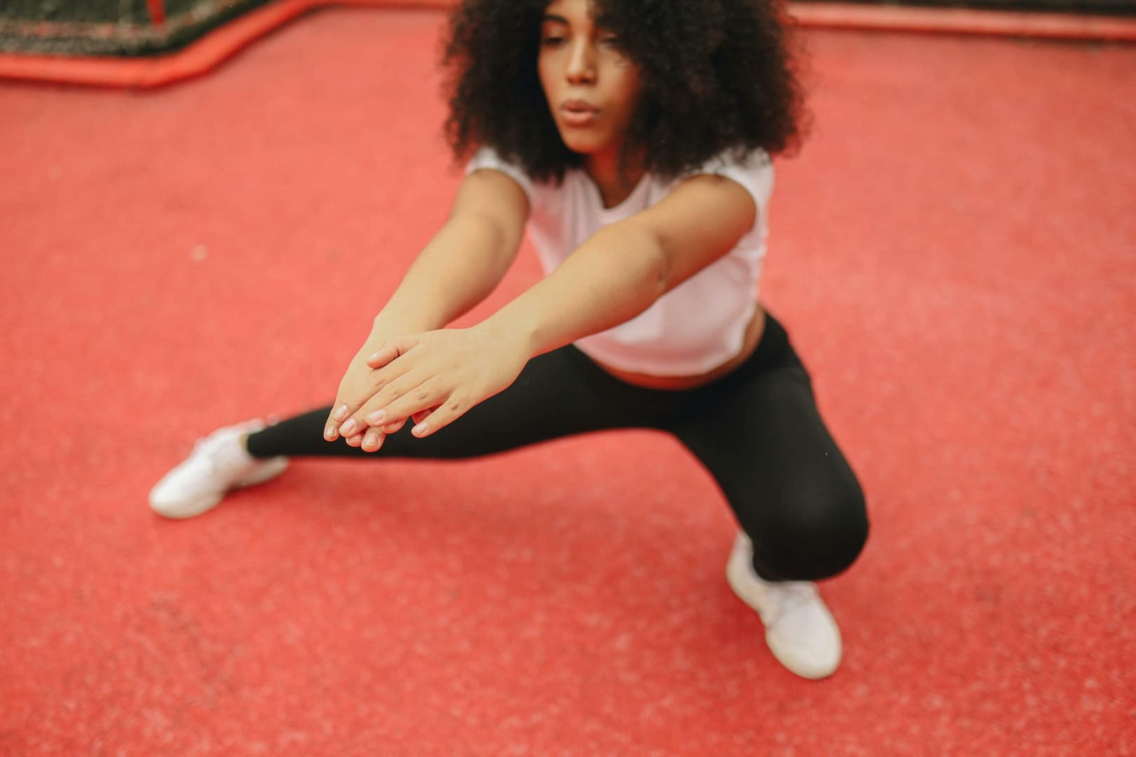 Kostenloses Stock Foto zu afro-haar, aktivbekleidung, dehnen