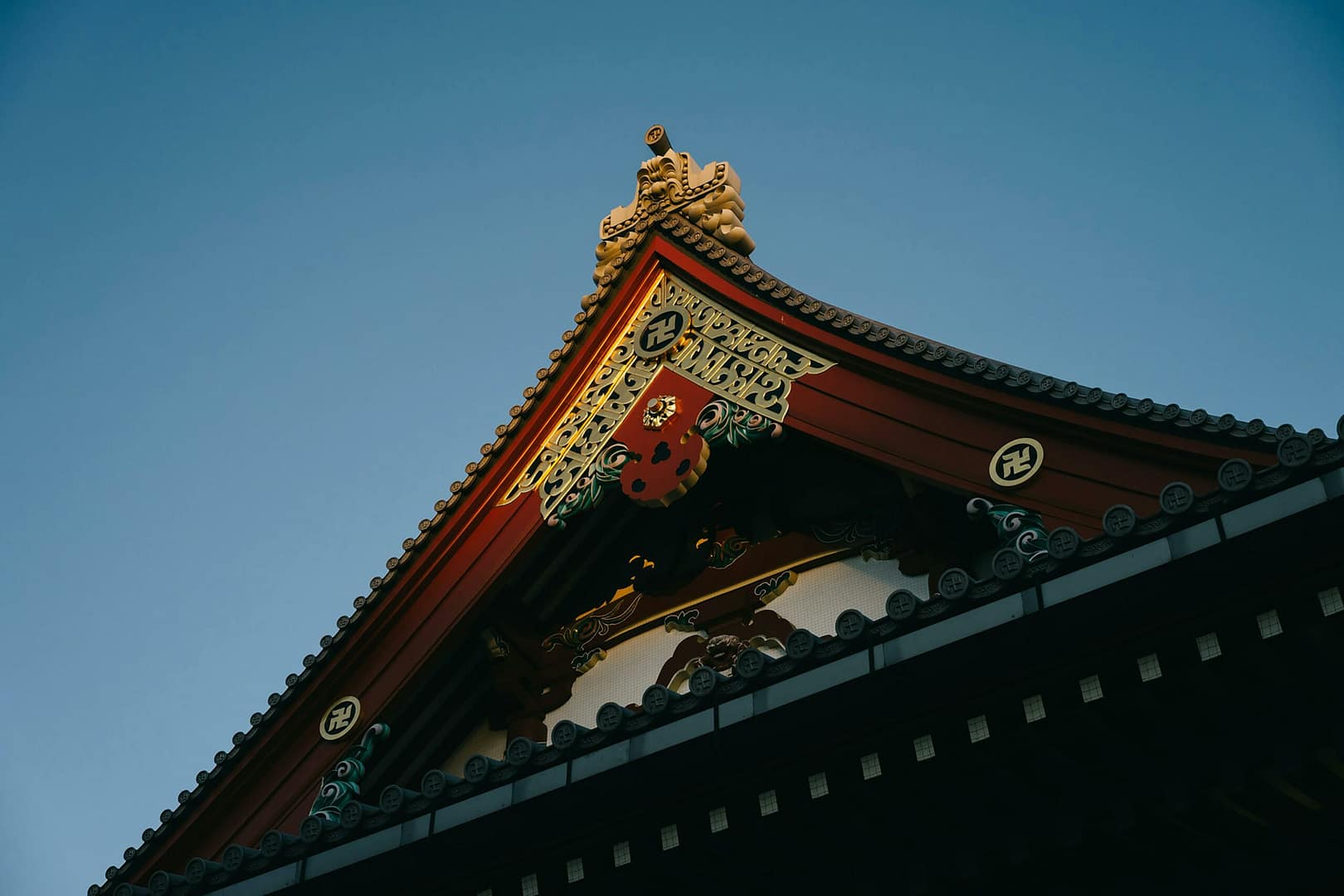 Eine Nahaufnahme des Daches eines traditionellen japanischen Tempels unter einem klaren blauen Himmel in Tokio, Japan.