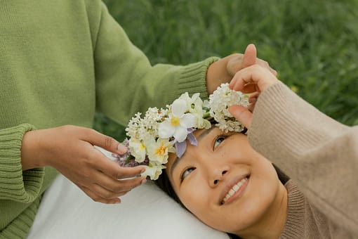 Eine Frau Mit Einer Blumenkrone