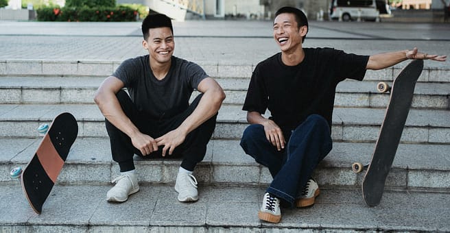 Fröhliche Männer Mit Skateboards Auf Treppen