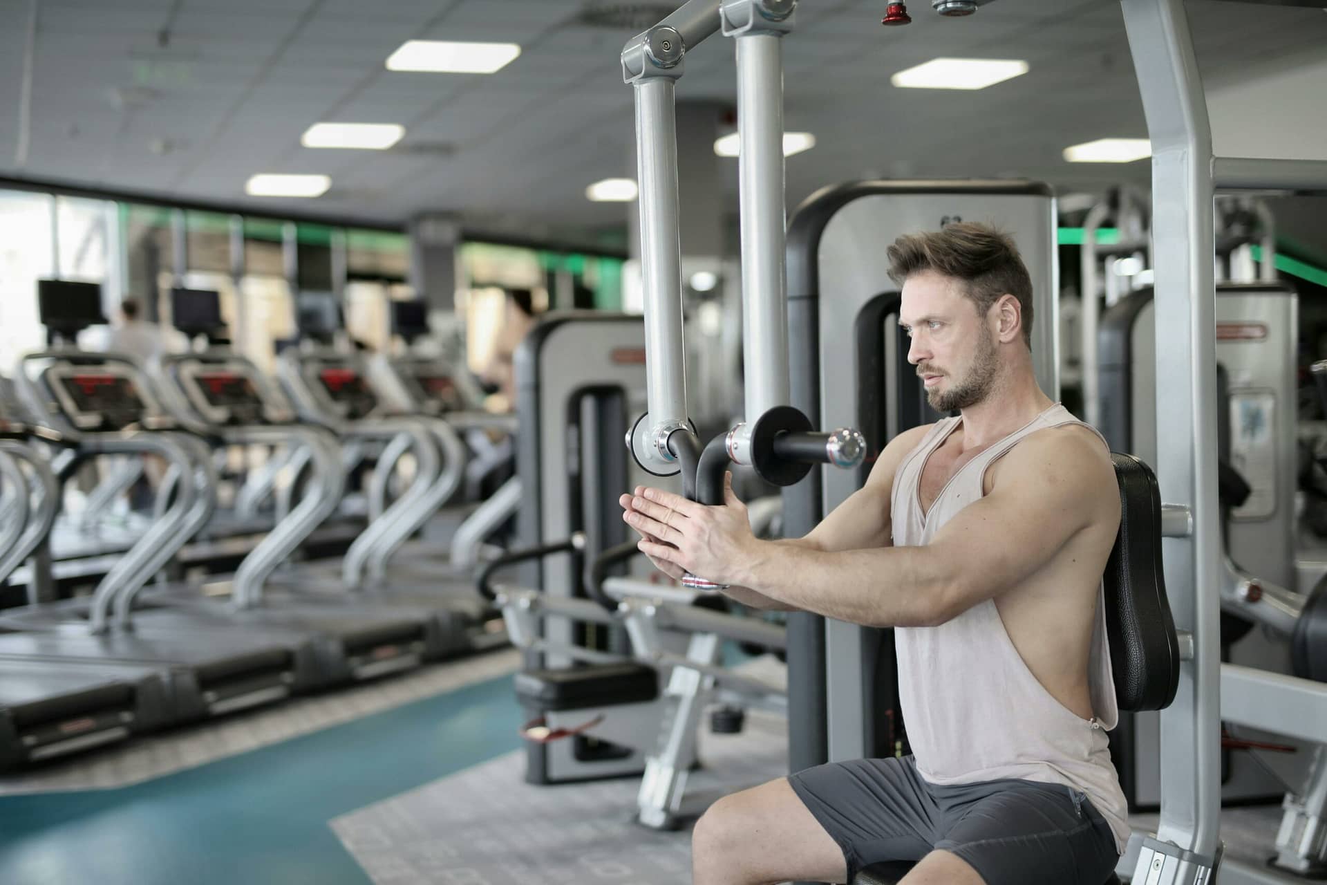 Ernstes Sporttraining Auf Einem Trainingsgerät Im Modernen Fitnessstudio