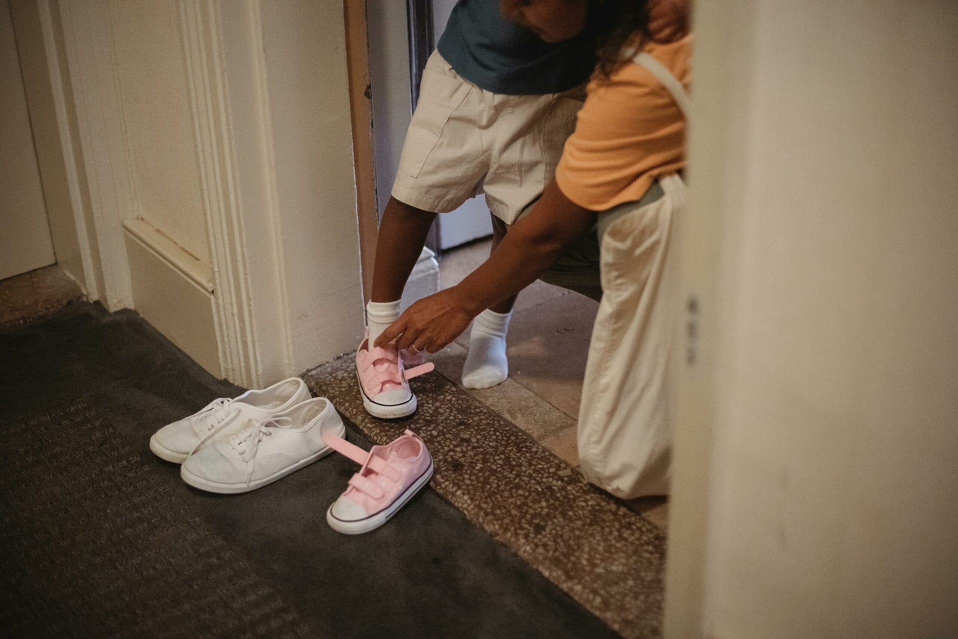 Crop Ethnische Frau Helfen Unerkennbaren Kind, Schuhe Anzuziehen