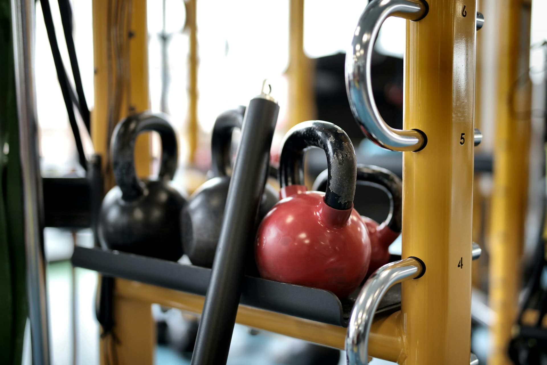 Mehrere Kettlebells Auf Metallstange Im Fitnessstudio