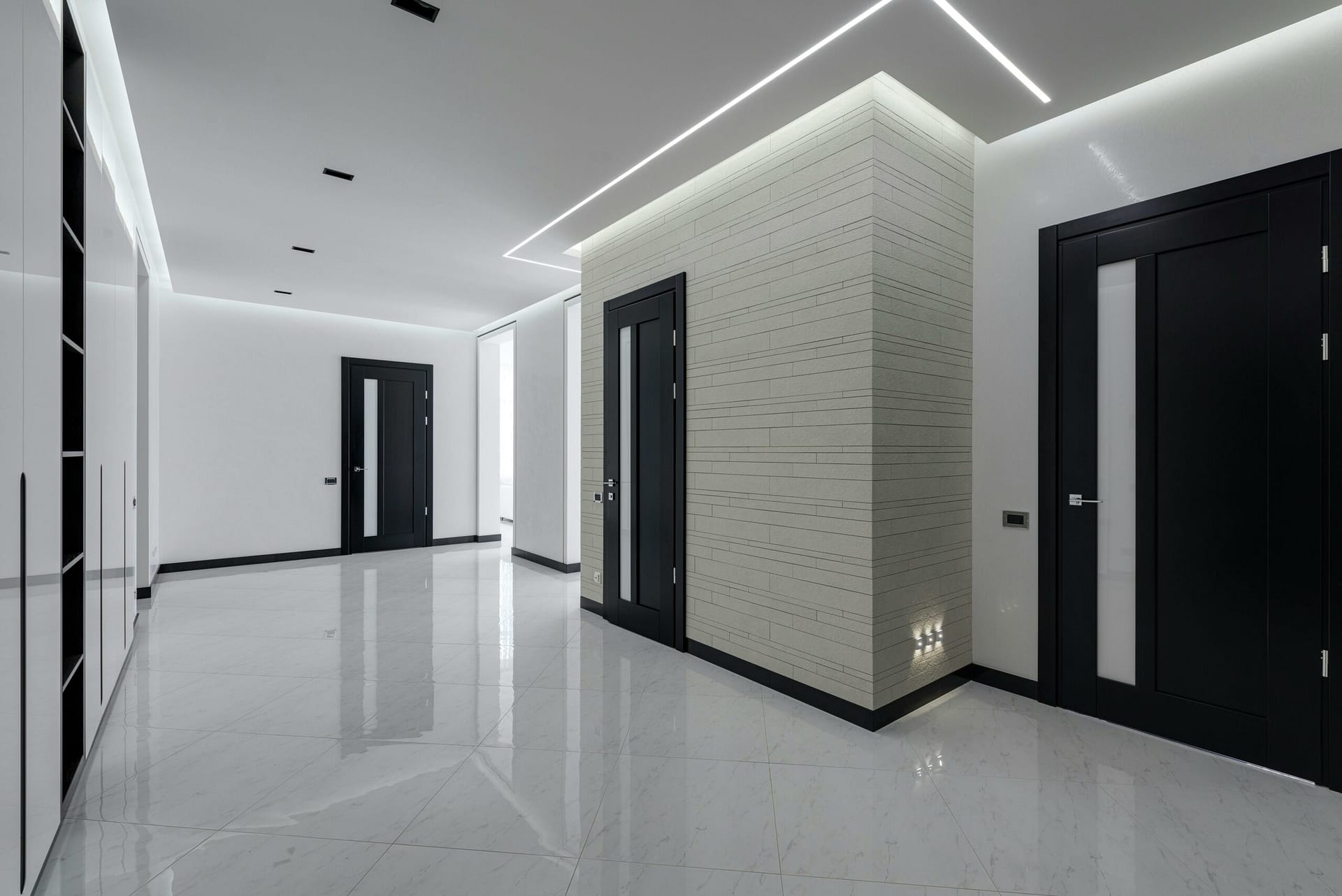 Weißer Und Brauner Holzschrank
