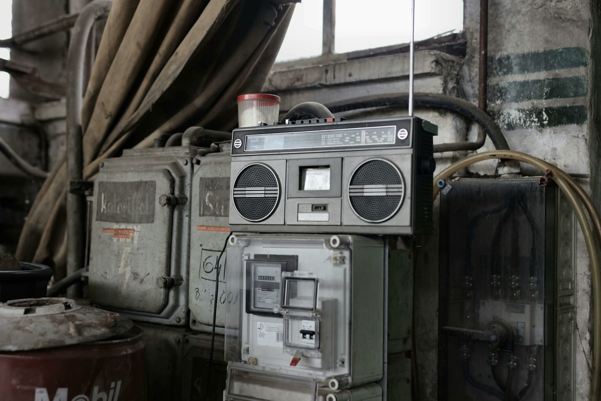 Retro Radio Tonbandgerät In Der Werkstatt